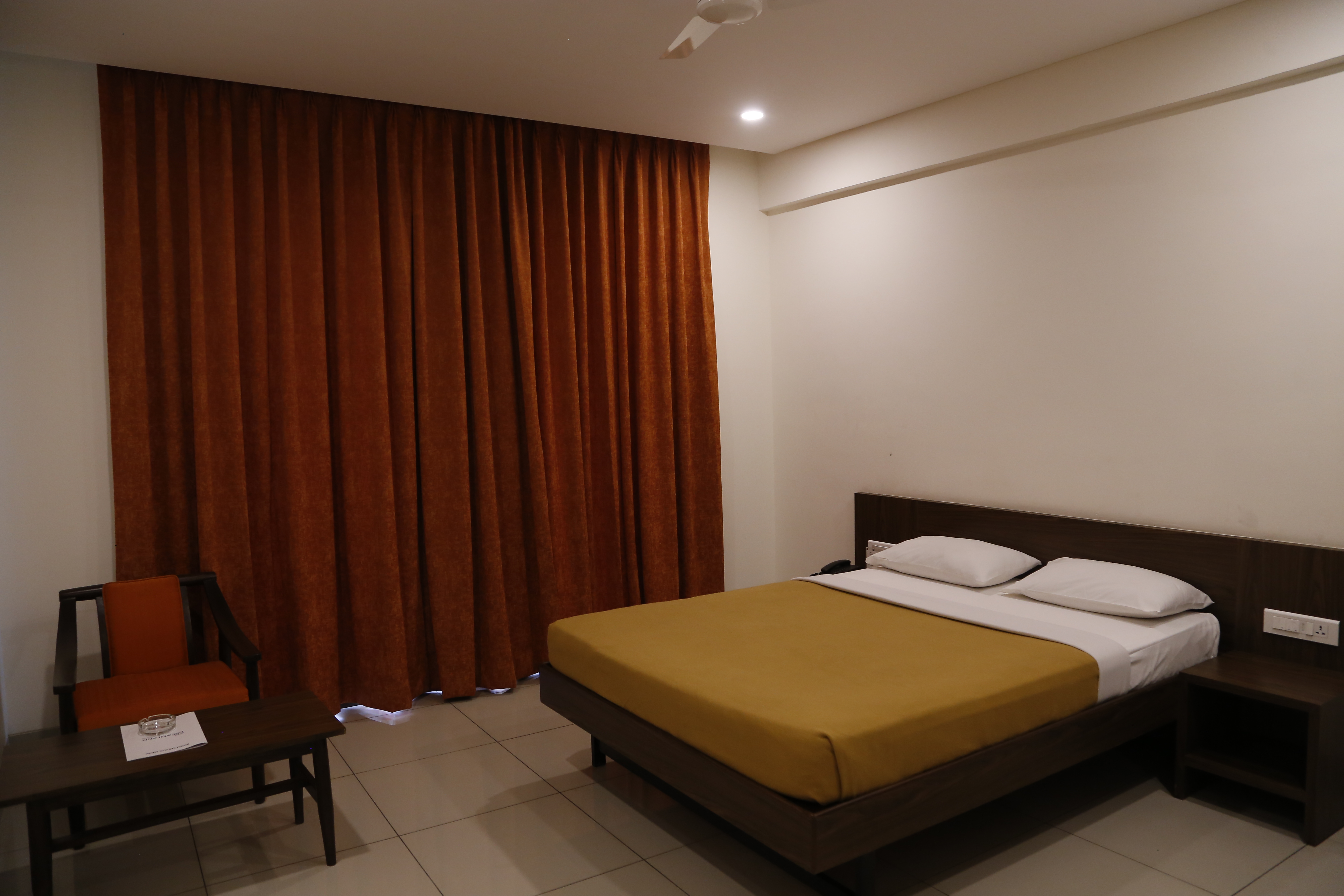 dreamland-hotel-shirdi-deluxe-room