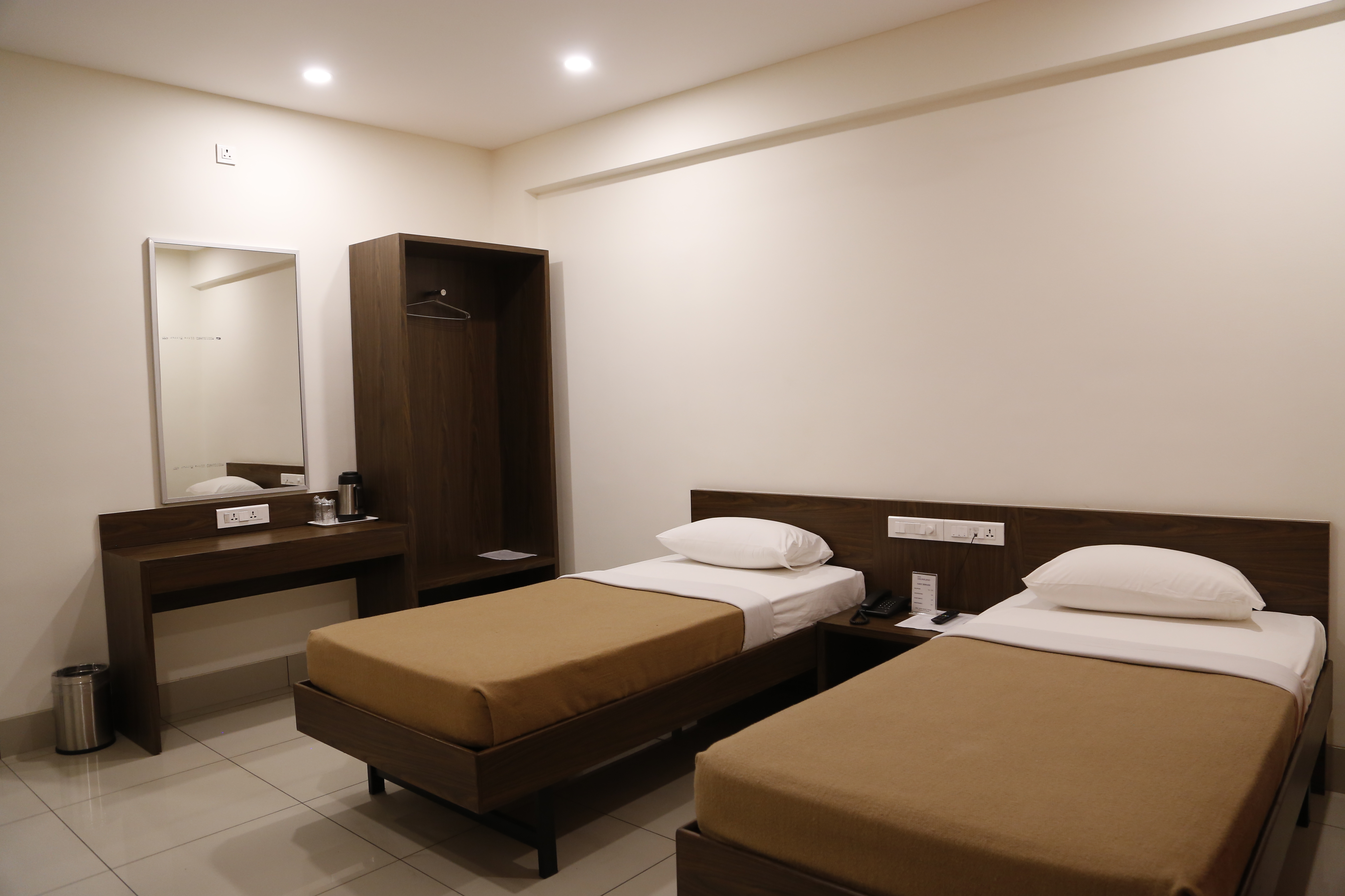 dreamland-hotel-shirdi-deluxe-room